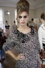 Muza care l-a inspirat pe Yohji Yamamoto are influente gotice si