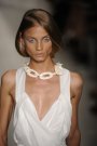 Paleta de nuante de alb, gri si bej folosita de Donna Karan a transformat