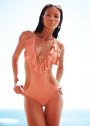 Costumele de baie decupate sunt perfecte pentru femeile carora nu