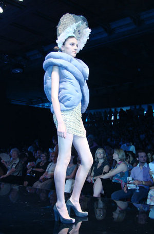 Tendinte toamna-iarna 2010-2011  - 3. Stilul futurist
Creatiile caselor de moda Versace, Proenza Schouler, - Slide 3 din 6
