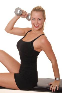 Exercitiul din imagine semana cu precedentul, tonifiind musculatura