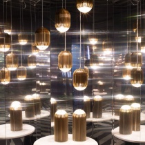 Salonul International de Mobila de la Milano: lampa Fin, semnata Tom Dixon