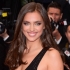 Foto: Irina Shayk, intr-o rochie transparenta, cu vedere la chilotei