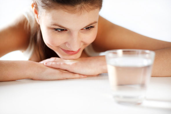 beneficiile unui pahar cu apa dimineata pe stomacul gol